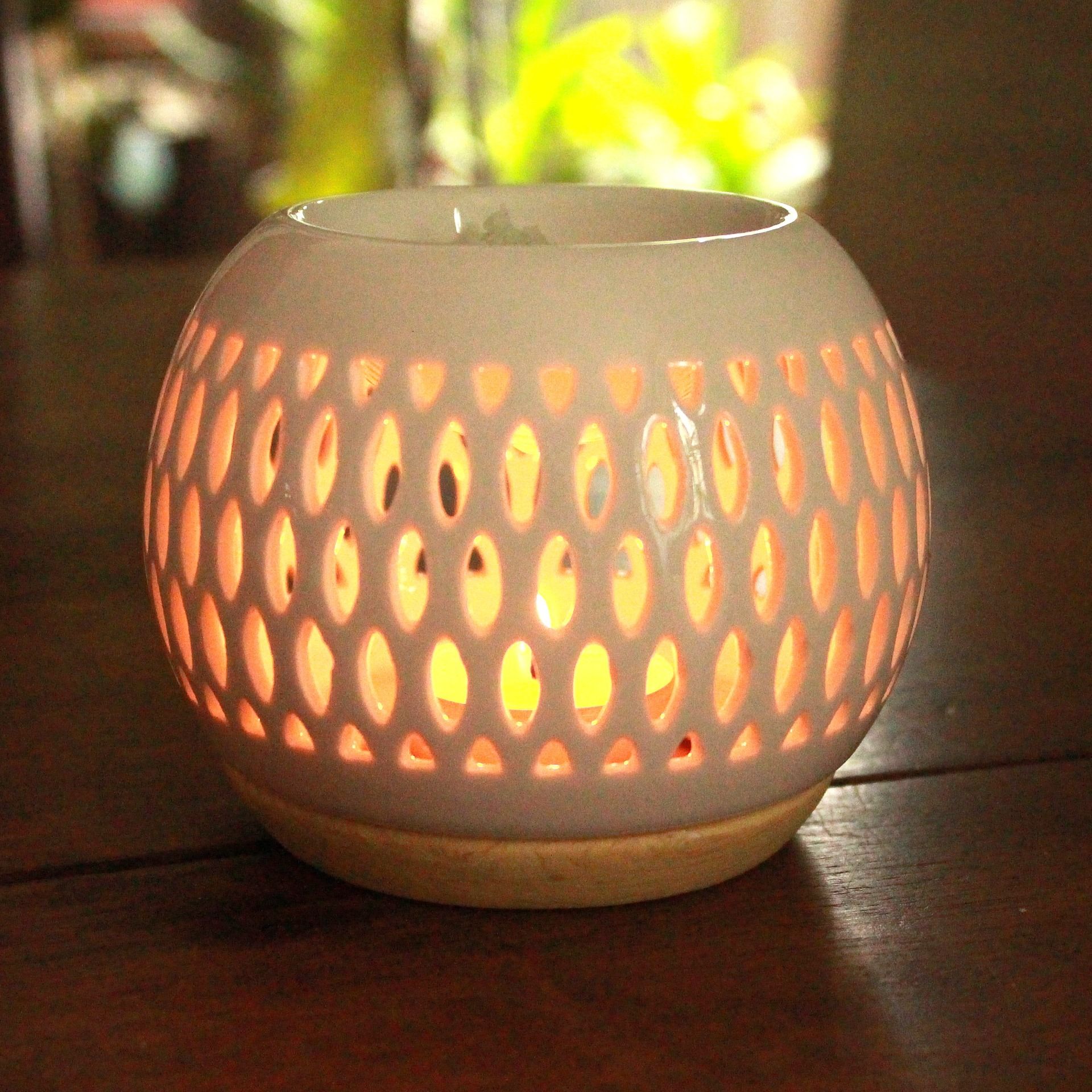 Brûle-parfum: céramique ajouré. Brûle-parfum: céramique ajouré.